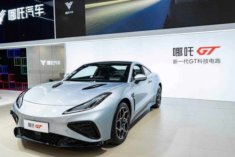 广州264哪吒汽车在智能汽车领域的表现，领途汽车在新能源汽车市场中的影响力